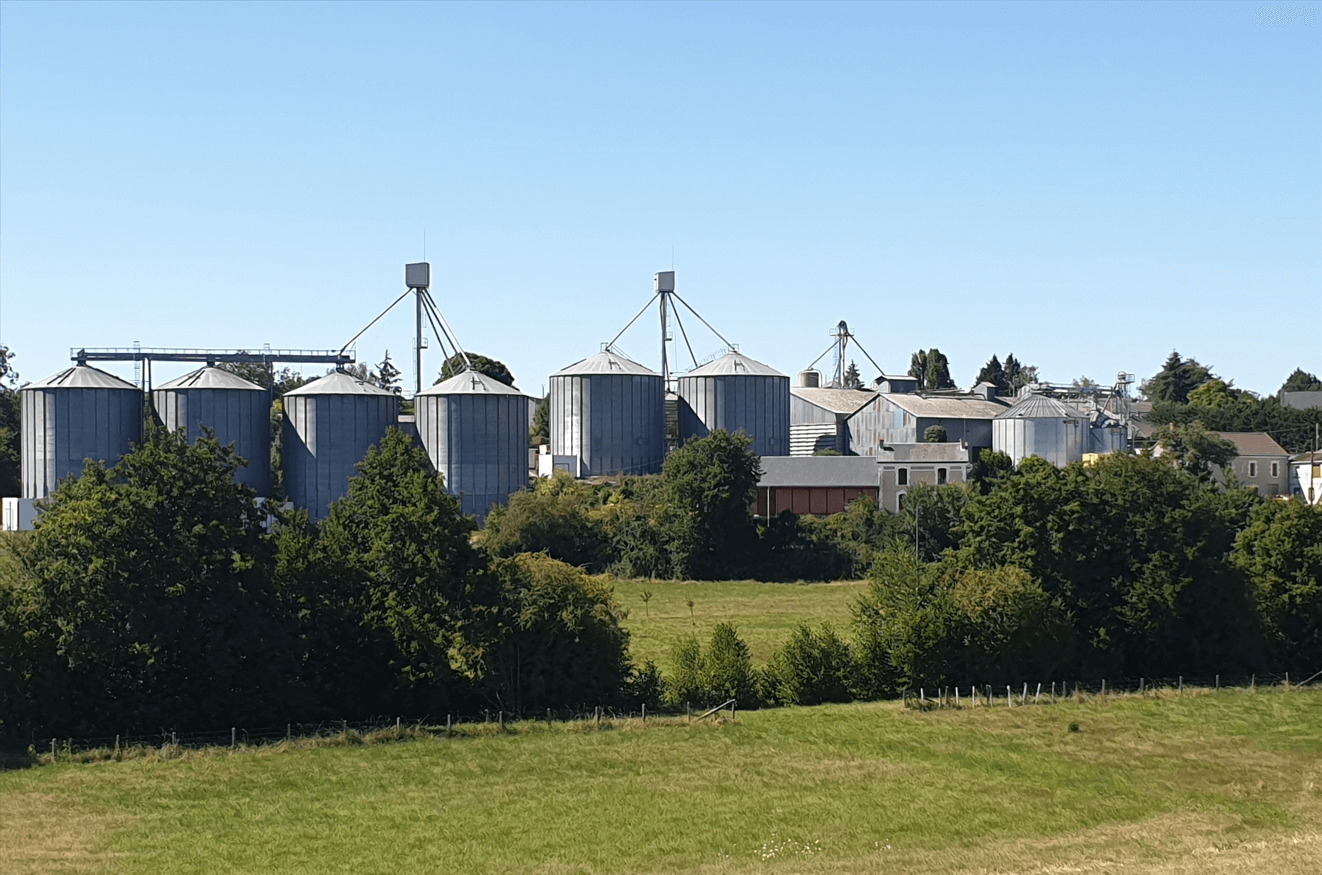 Les silos à grains des ETS Renaud sur le site agricole de Luçay Le Mâle